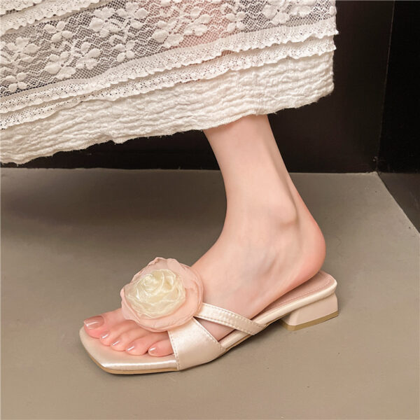 new style thin strap open toe French temperament camellia flower medium strap sandals for women