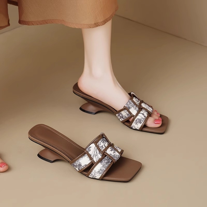 O1CN01JDaa6C1zeW8ofDuOr_!!2219407046739-0-cib fashionable small fragrance style fashionable exquisite high-end sandals - Image 1