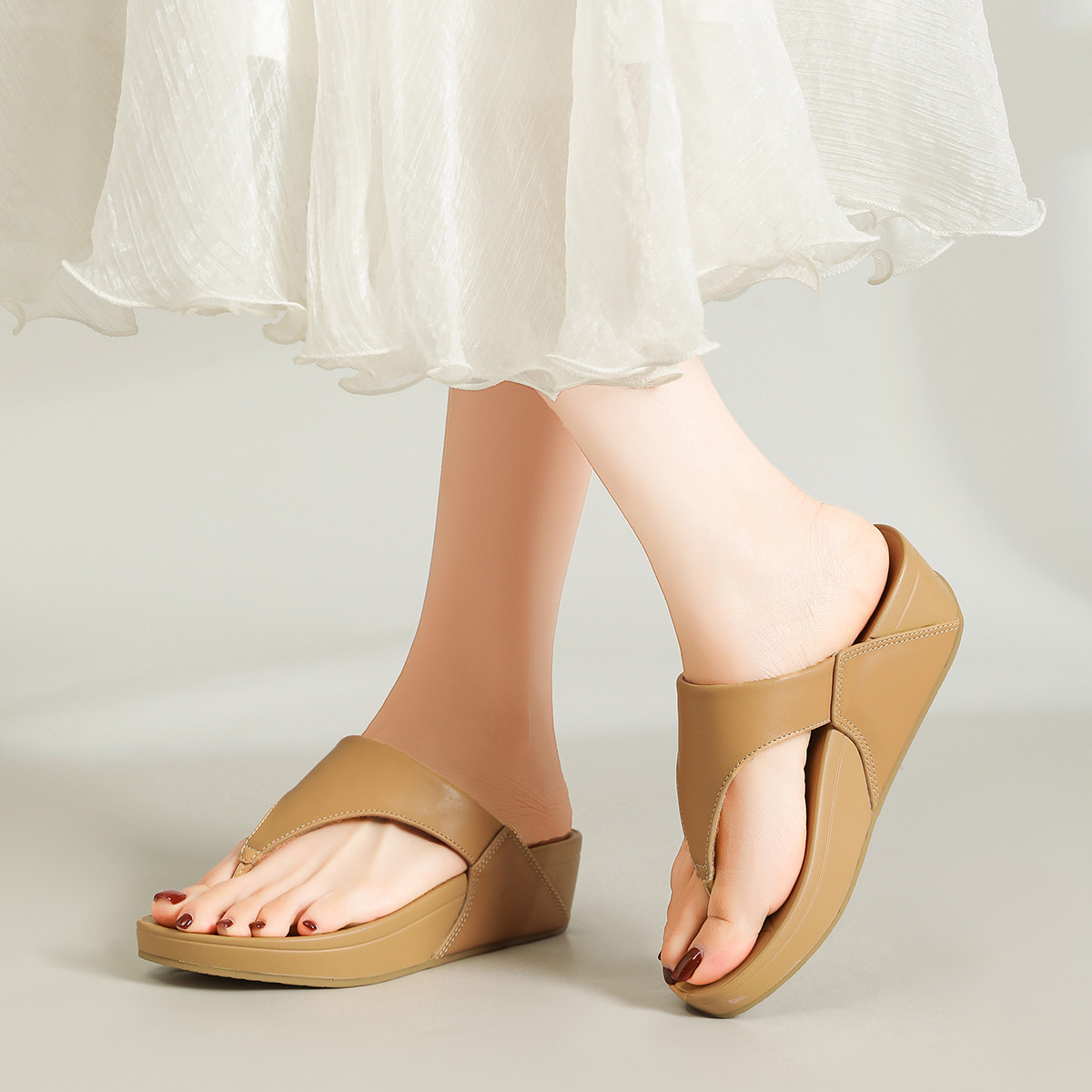 O1CN01azkXDa1Y1asLsLDzW_!!2219982782999-0-cib New Style Platform Flip-Flops for Women, Fashionable Casual Beachwear, Non-Slip Soft Sole, Summer Wedge Heel Sandals - Image 1