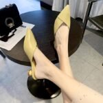 Fresh and cute style, these are trendy, low-heeled, pointed-toe, chunky-heeled, versatile sandals for young women. - Image 4