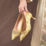 New high-heeled shoes with stiletto heels, mid-heels, and small heels, featuring a gold pointed toe, perfect for brides and traditional Chinese weddings. - Image 4