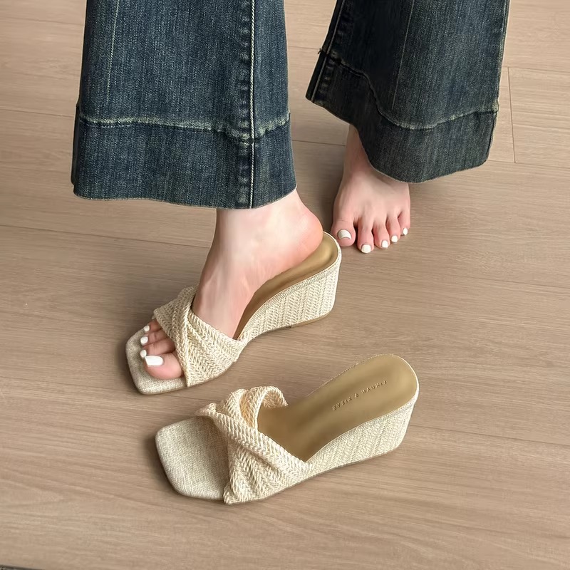imgi_39_O1CN011ST0HZ1LUMkmXWmKC_!!2494131302 Vacation Style Retro Woven Wedge-Heeled Slippers for Women's Casual and Versatile Square-Toe Open-Toe Sandals White Brown - Image 1