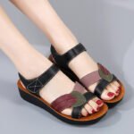 Aihuier new soft bottom comfortable sandals leaves middle-aged and elderly mother women's sandals factory direct sales - Image 2