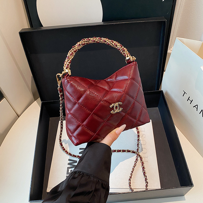 O1CN01UzOayX1q1Hi2gSGLy_!!2219787655435-0-cib New Quilted Chain Bag, Fragrant Twist Handle Bag, Trendy Women's Bag, Shoulder Crossbody Bag, Oil Wax Leather Retro Bucket Bag - Image 1