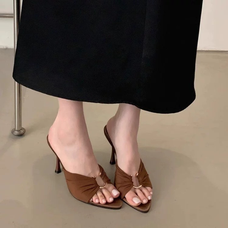 imgi_14_O1CN014gM2Kb1cUE46oeoSk_!!2211080533603-0-cib.jpg_ 35-39 SIZE Retro pleated metal buckle stiletto high heels - Image 1