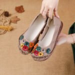 2025 New Ethnic Style Genuine Leather Mom Shoes with Soft Soles, Non-Slip, Floral Decoration, Flat Women's Shoes, Comfortable and Breathable for Spring and Autumn - Image 8