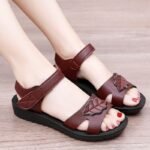 Mom's Sandals for Women, Summer Flat Shoes for Elderly Women, Soft Sole, Non-Slip, Middle-Aged and Elderly Women's Sandals, Large Size Shoes for Seniors 2002