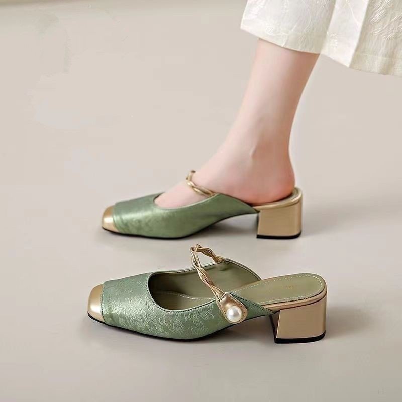 O1CN01OeAQz32FfSrTy2mLg_!!2219890818907-0-cib New Chinese Style French Thick Heel Toe Slippers for Women 2024 Summer New Pearl Decorated Square Toe Mule Shoes for Outer Wear - Image 1