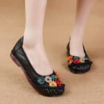 2025 New Ethnic Style Genuine Leather Mom Shoes with Soft Soles, Non-Slip, Floral Decoration, Flat Women's Shoes, Comfortable and Breathable for Spring and Autumn - Image 4