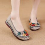 2025 New Ethnic Style Genuine Leather Mom Shoes with Soft Soles, Non-Slip, Floral Decoration, Flat Women's Shoes, Comfortable and Breathable for Spring and Autumn - Image 3
