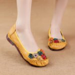 2025 New Ethnic Style Genuine Leather Mom Shoes with Soft Soles, Non-Slip, Floral Decoration, Flat Women's Shoes, Comfortable and Breathable for Spring and Autumn