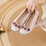 Original retro ethnic style spring shoes with floral design, shallow mouth flat-soled women's shoes for middle-aged and elderly, mom shoes with soft and non-slip soles - Image 9